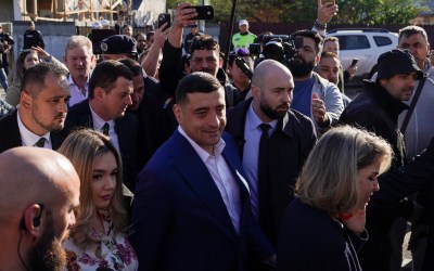 Romenos votam em segundo turno presidencial que pode ampliar divisões na União Europeia